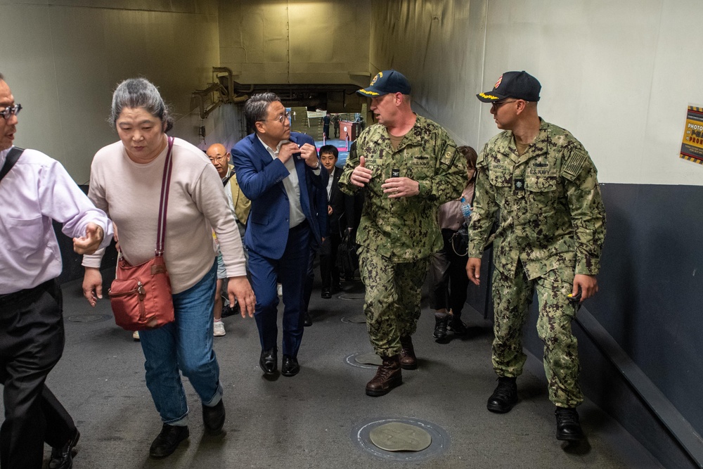 Governor of Nagasaki visits USS America LHA 6