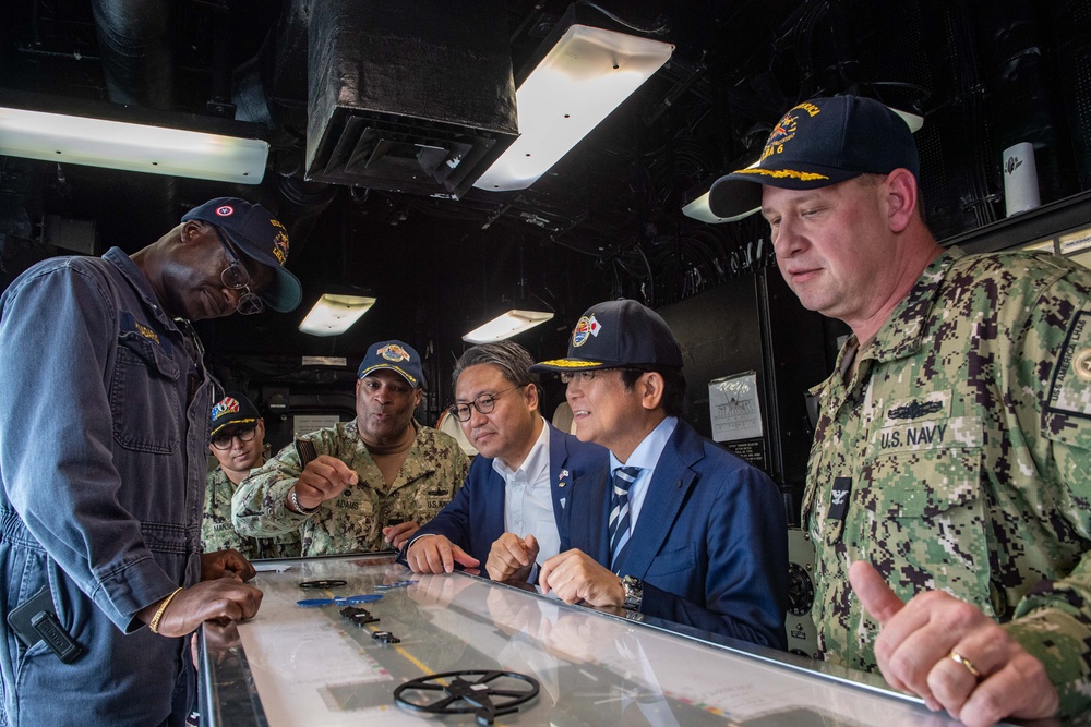 Governor of Nagasaki visits USS America LHA 6