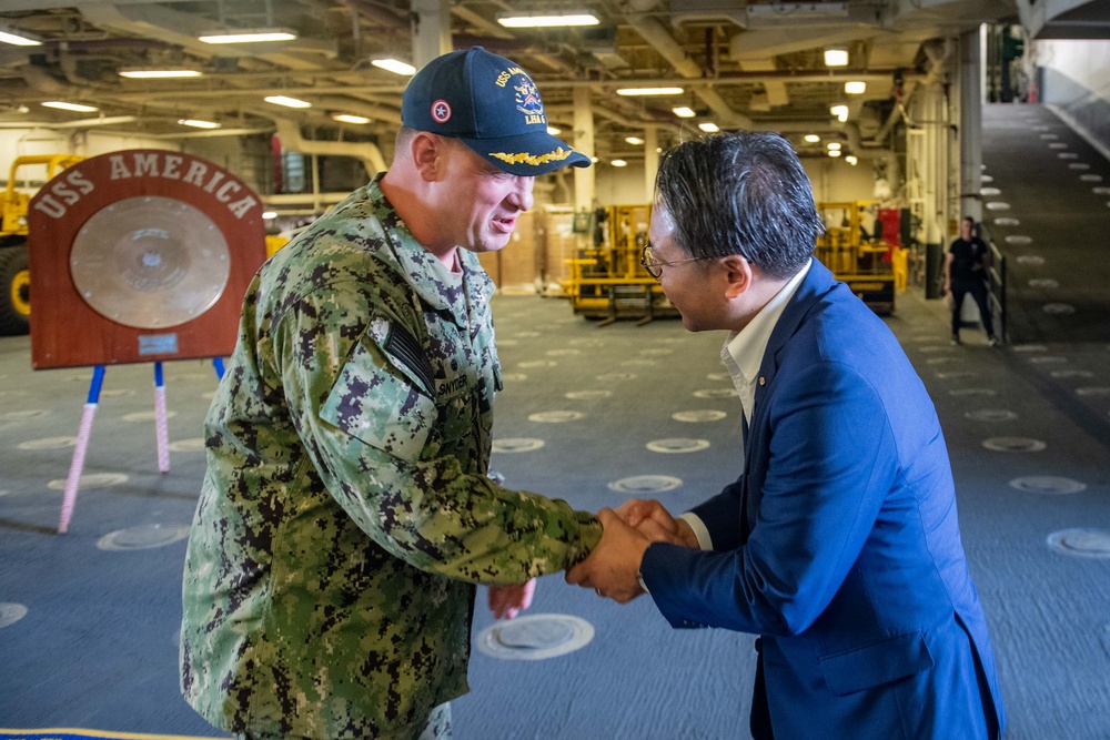 Governor of Nagasaki visits USS America (LHA 6)