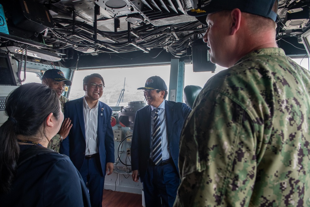 Governor of Nagasaki visits USS America LHA 6