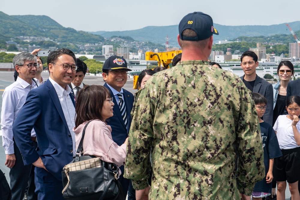 Governor of Nagasaki visits USS America (LHA 6)