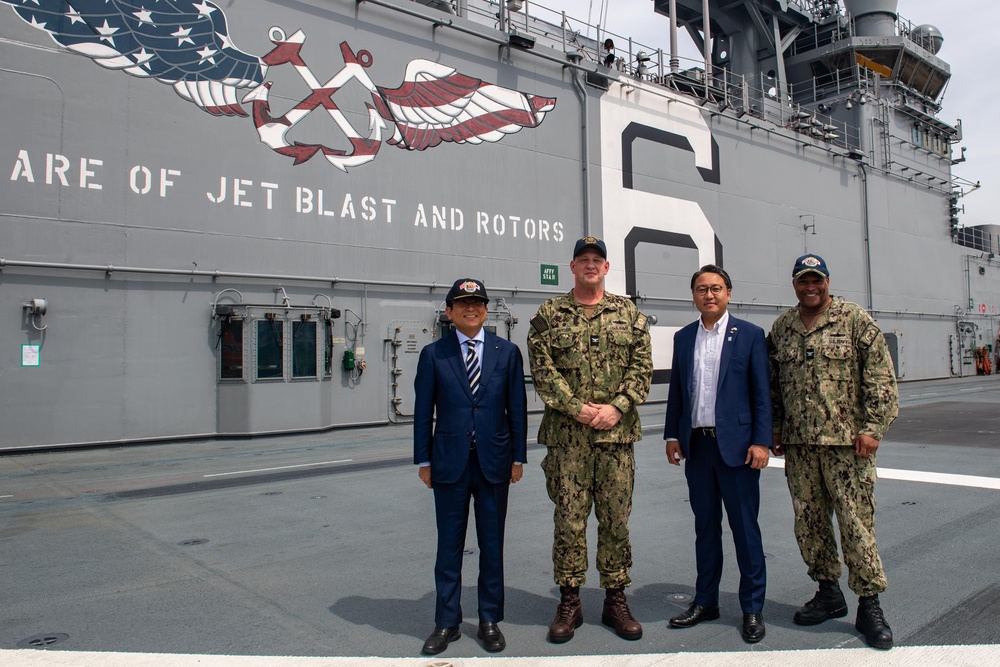 Governor of Nagasaki visits USS America (LHA 6)