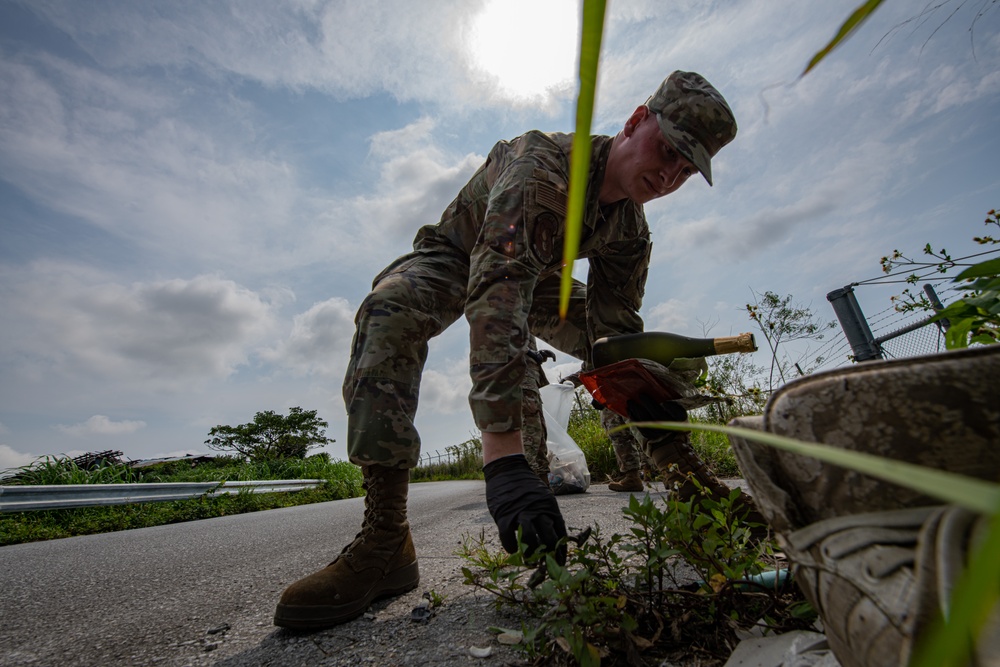 18th MUNS and 4th MUNS team up to keep Okinawa beautiful