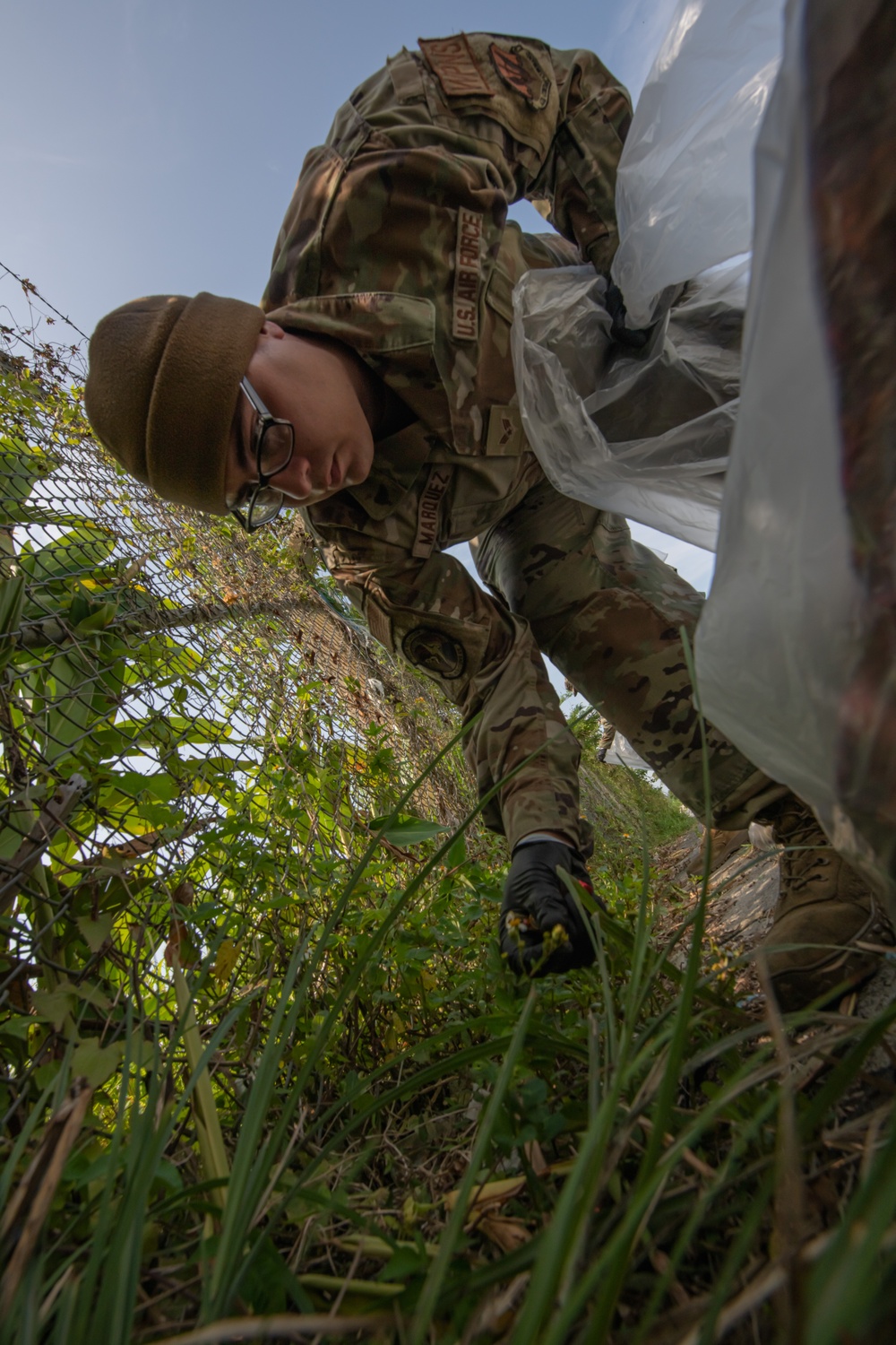 18th MUNS and 4th MUNS team up to keep Okinawa beautiful