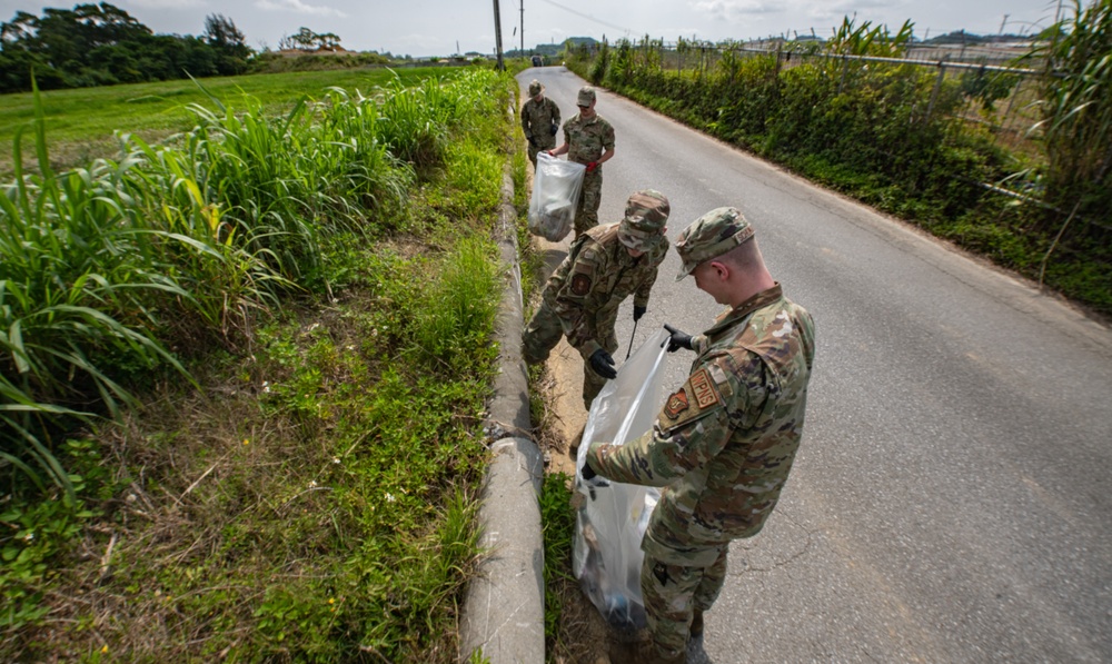 18th MUNS and 4th MUNS team up to keep Okinawa beautiful