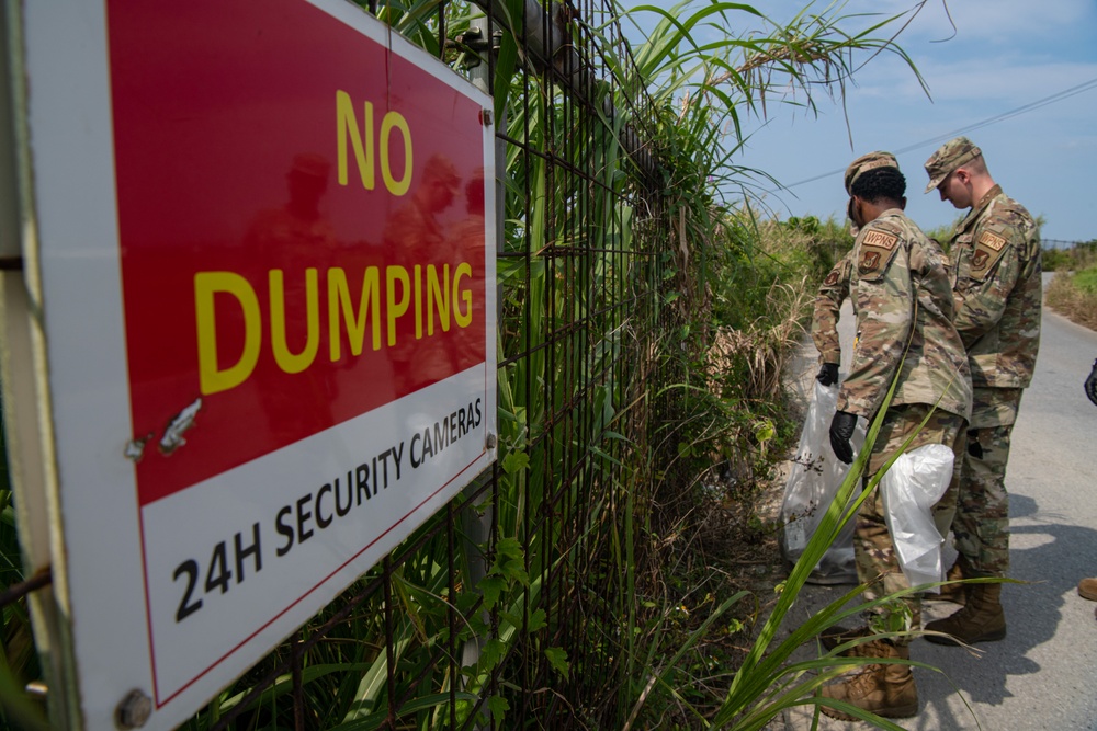 18th MUNS and 4th MUNS team up to keep Okinawa beautiful