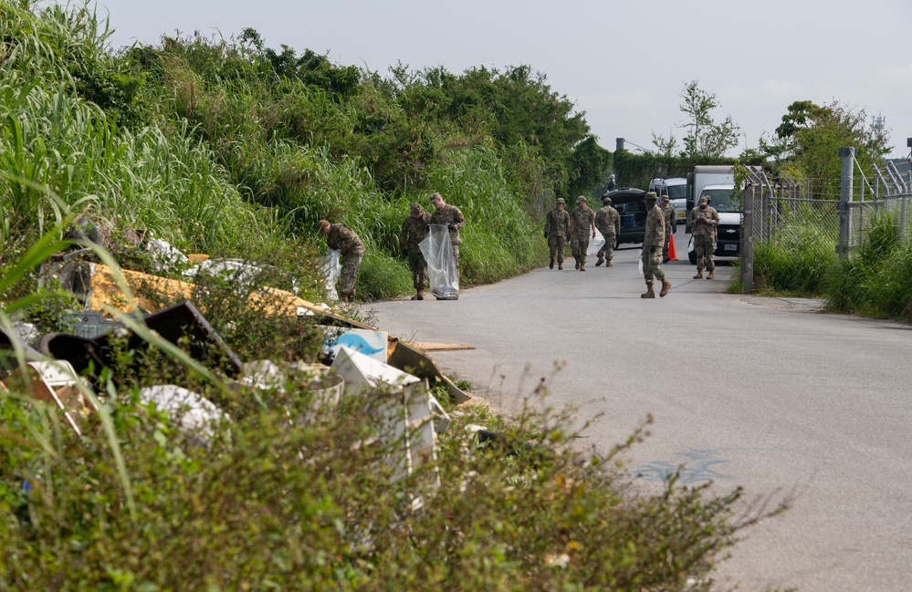 18th MUNS and 4th MUNS team up to keep Okinawa beautiful