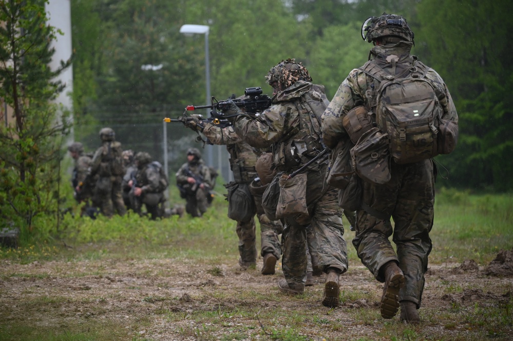 1st Cavalry Soldiers Conduct Squad Movements