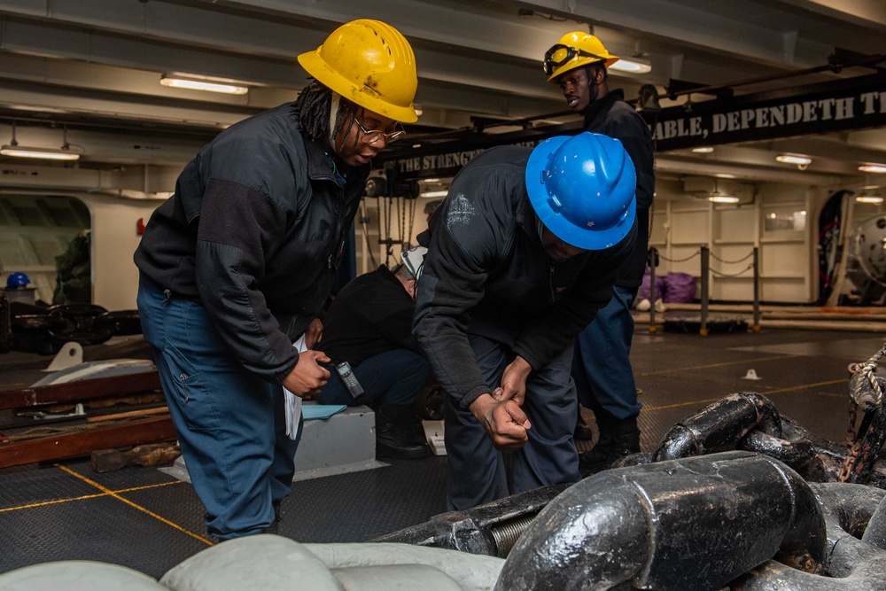 USS Ronald Reagan (CVN 76) Sailors Conduct Training in the Foc'sle