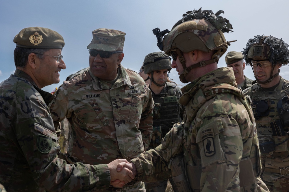 DVIDS - Images - Gen. Darryl Williams Visits U.S. Army Soldiers ...