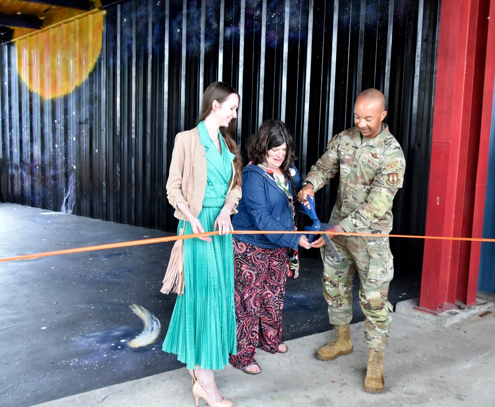 AEDC commander helps Hands-On Science Center celebrate new mural