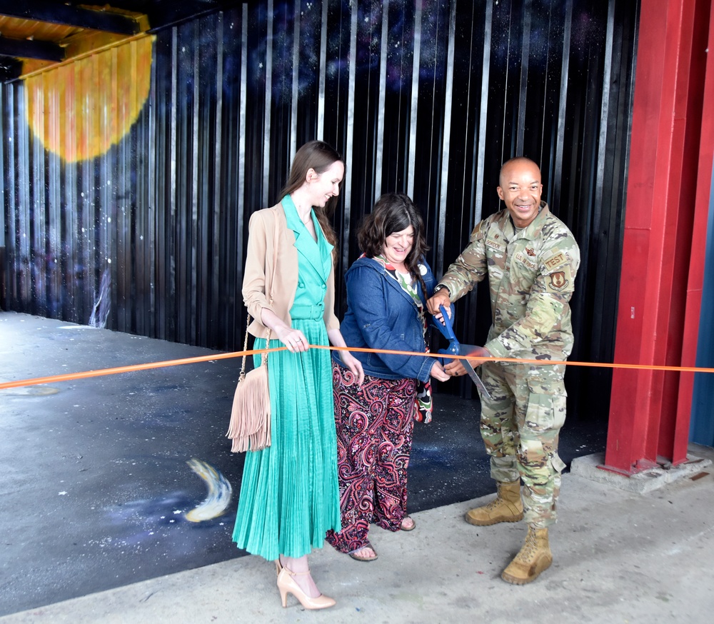 AEDC commander helps Hands-On Science Center celebrate new mural