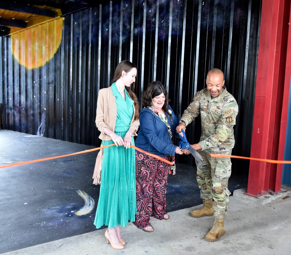 AEDC commander helps Hands-On Science Center celebrate new mural