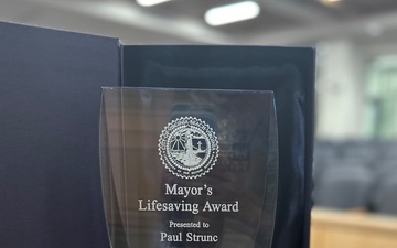 Lt. j.g. Receives Mayor's Lifesaving Award