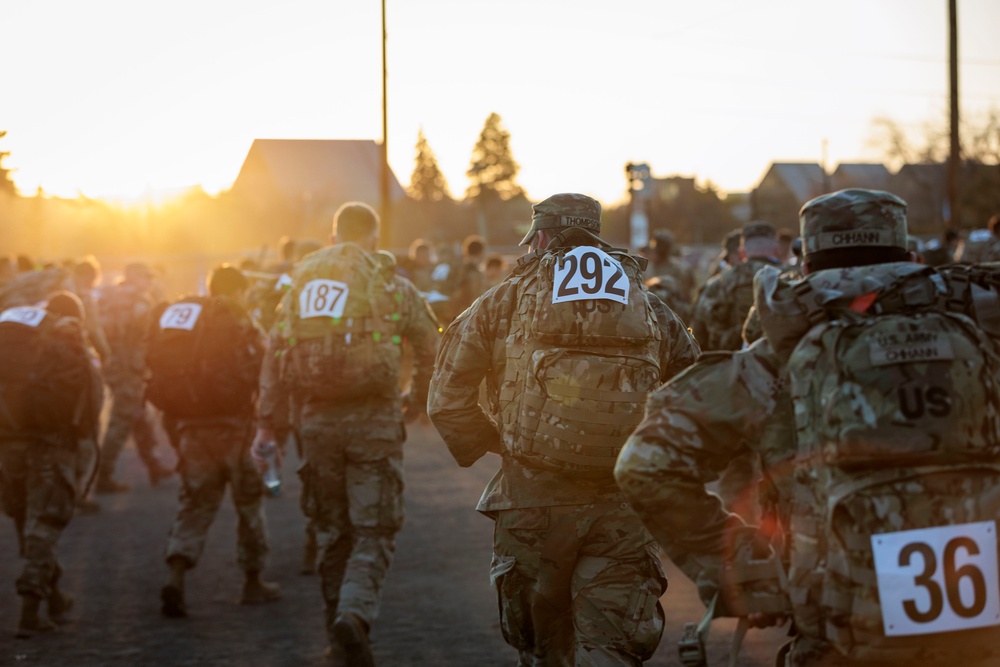 Washington Guardsmen step off with ROTC candidates at Norwegian Foot March