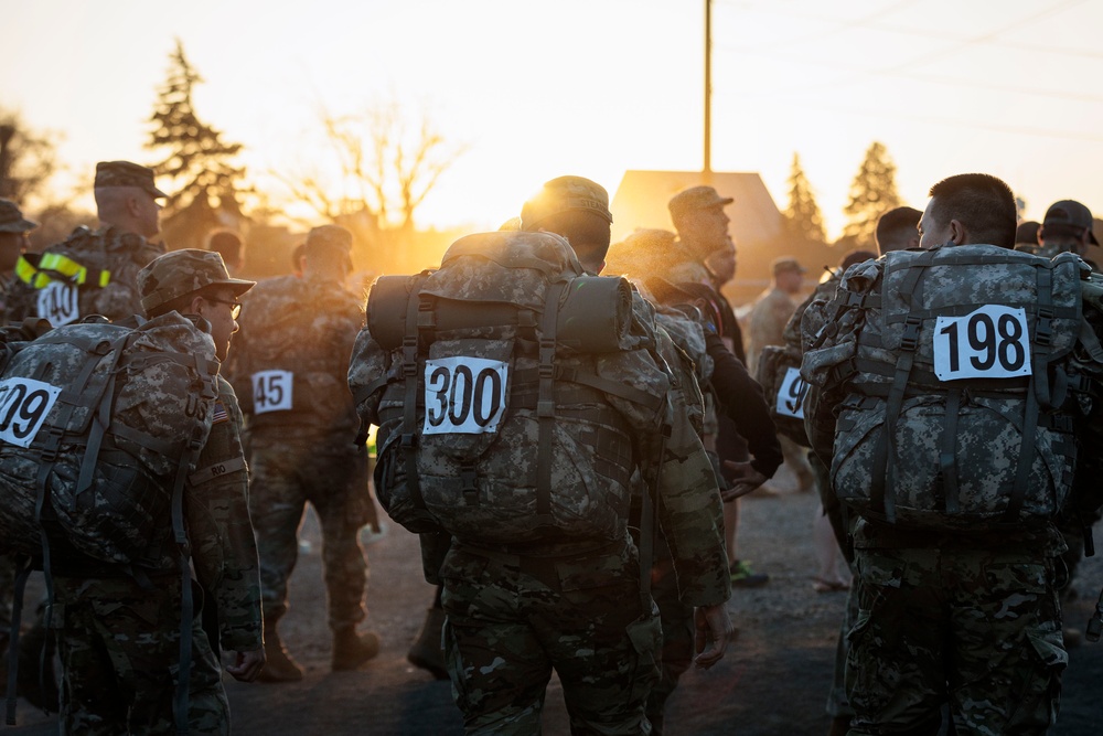 Washington Guardsmen step off with ROTC candidates at Norwegian Foot March