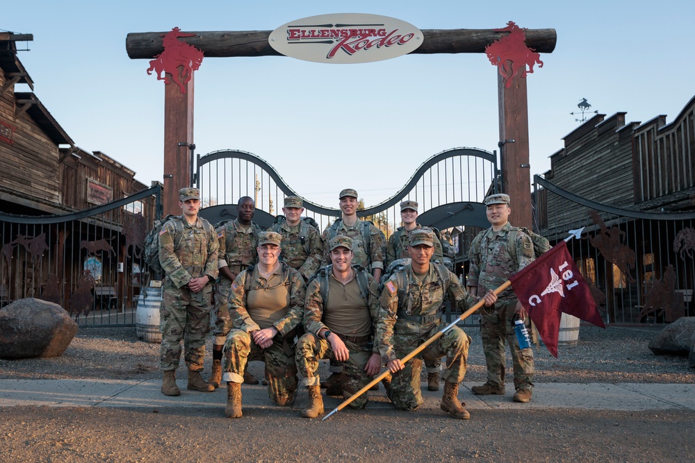 Washington Guardsmen step off with ROTC candidates at Norwegian Foot March