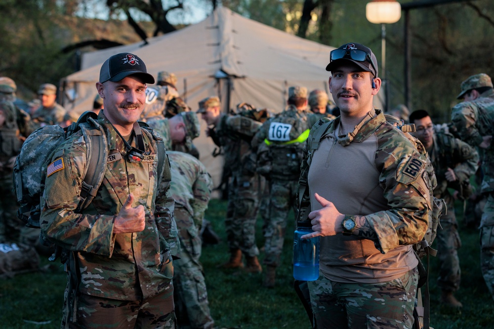 Washington Guardsmen step off with ROTC candidates at Norwegian Foot March