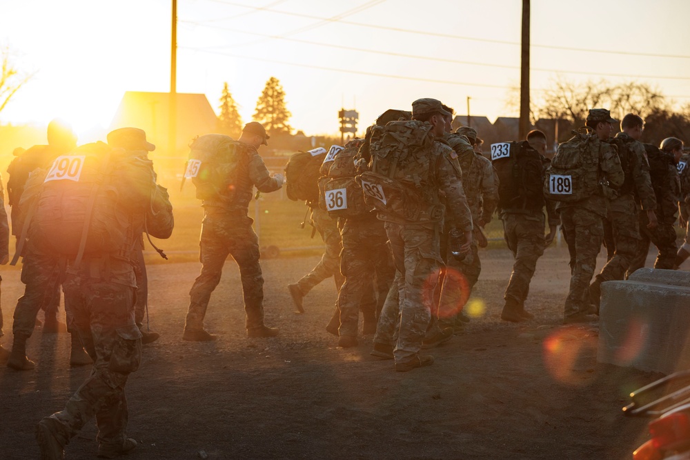 Washington Guardsmen step off with ROTC candidates at Norwegian Foot March