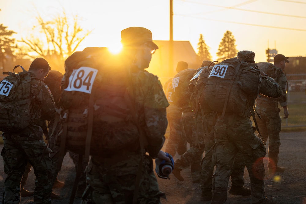 Washington Guardsmen step off with ROTC candidates at Norwegian Foot March