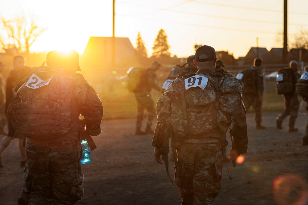 Washington Guardsmen step off with ROTC candidates at Norwegian Foot March