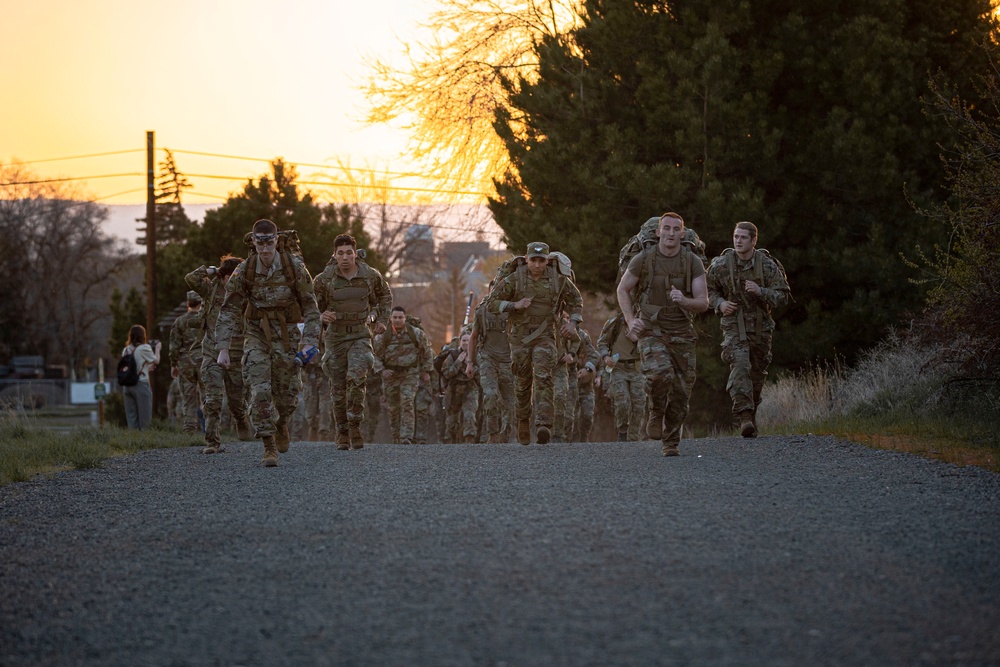 Washington Guardsmen step off with ROTC candidates at Norwegian Foot March