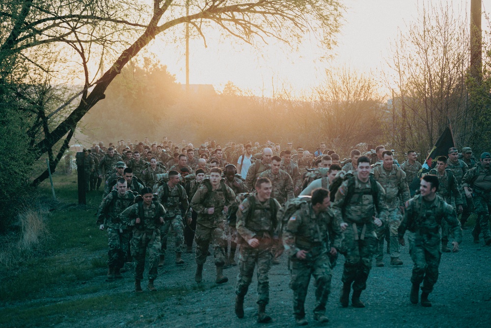 Washington Guardsmen step off with ROTC candidates at Norwegian Foot March