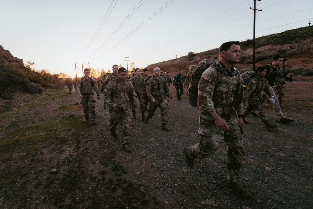 Washington Guardsmen step off with ROTC candidates at Norwegian Foot March