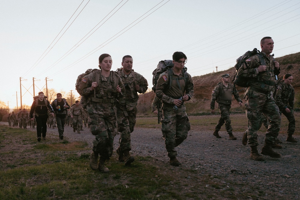 Washington Guardsmen step off with ROTC candidates at Norwegian Foot March