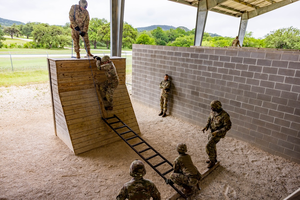 U.S. Army South Soldiers conduct Leader Reaction Course
