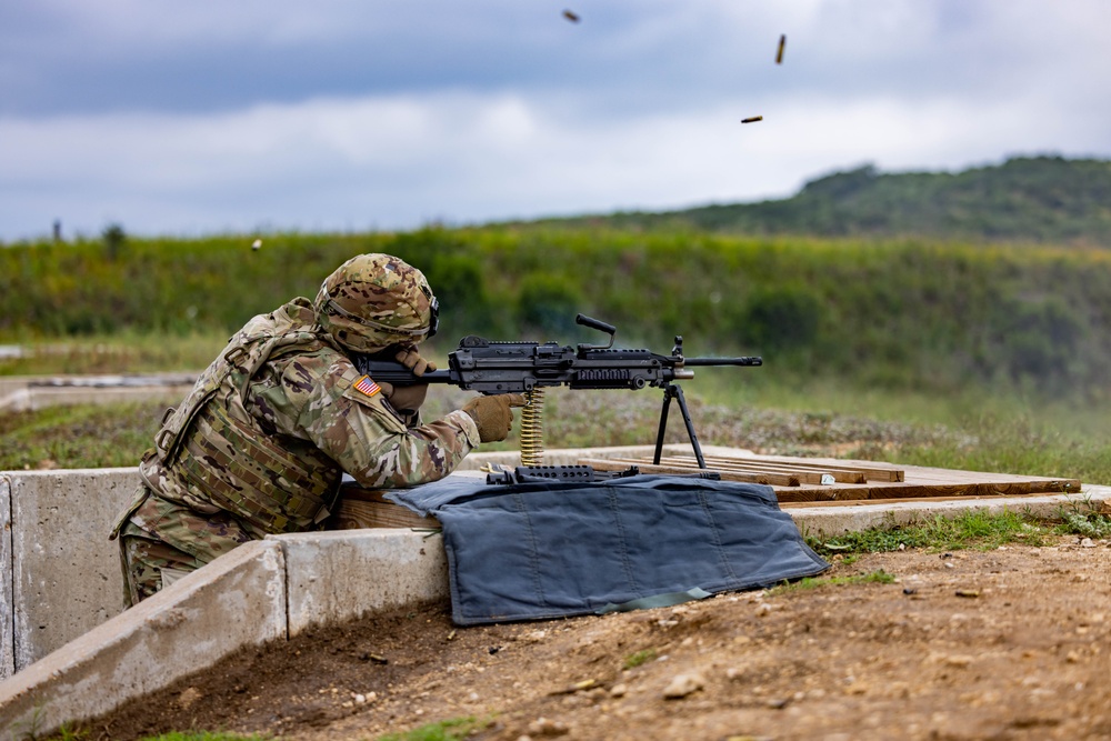 U.S. Army South Soldiers conduct M249 range