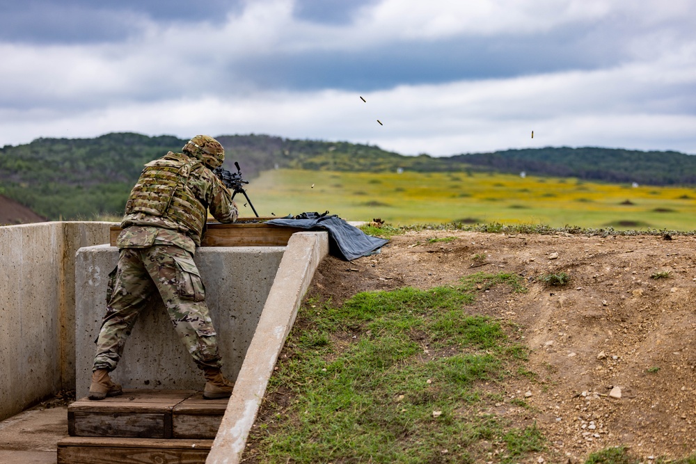 U.S. Army South Soldiers conduct M249 range