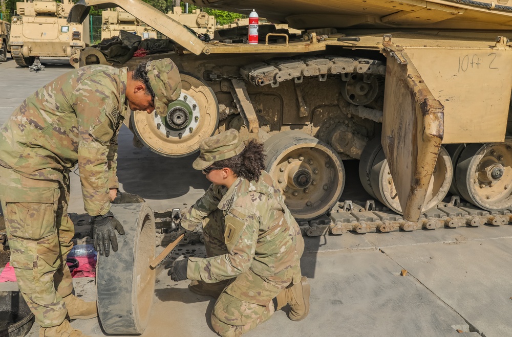 2-70 AR Conduct Maintenance on Tracked Vehicles During Anakonda23