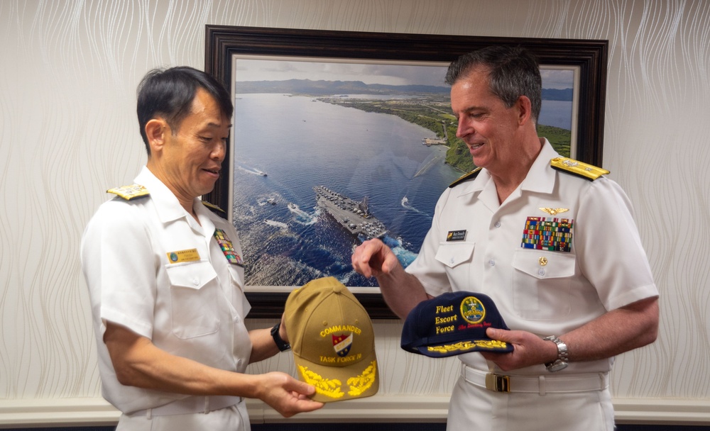 Commander, Task Force 70 Conducts Flag Talks with JMSDF