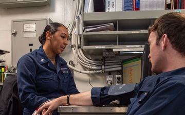USS Ronald Reagan (CVN 76) Sailors Conduct Medevac Training