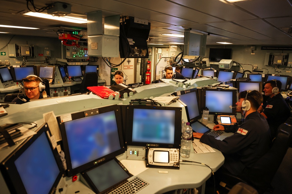 Fighter Controllers on board HMS Defender