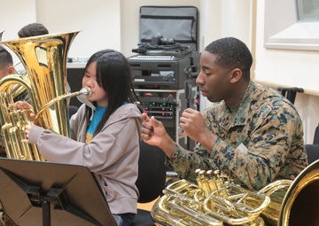 MARINE BAND INSTRUCTS LOCAL ELEMENTARY SCHOOL BAND/海兵音楽隊、小学校吹奏楽部を指導