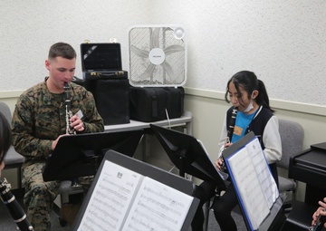 MARINE BAND INSTRUCTS LOCAL ELEMENTARY SCHOOL BAND/海兵音楽隊、小学校吹奏楽部を指導