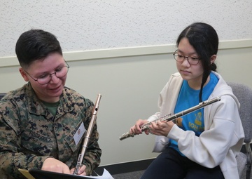 MARINE BAND INSTRUCTS LOCAL ELEMENTARY SCHOOL BAND/海兵音楽隊、小学校吹奏楽部を指導