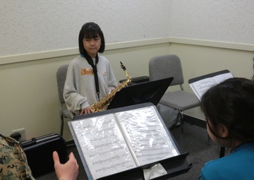 MARINE BAND INSTRUCTS LOCAL ELEMENTARY SCHOOL BAND/海兵音楽隊、小学校吹奏楽部を指導