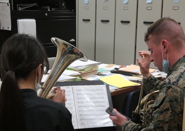 MARINE BAND INSTRUCTS LOCAL ELEMENTARY SCHOOL BAND/海兵音楽隊、小学校吹奏楽部を指導