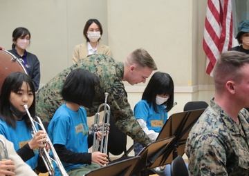 MARINE BAND INSTRUCTS LOCAL ELEMENTARY SCHOOL BAND/海兵音楽隊、小学校吹奏楽部を指導