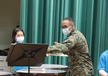 MARINE BAND INSTRUCTS LOCAL ELEMENTARY SCHOOL BAND/海兵音楽隊、小学校吹奏楽部を指導