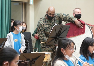 MARINE BAND INSTRUCTS LOCAL ELEMENTARY SCHOOL BAND/海兵音楽隊、小学校吹奏楽部を指導