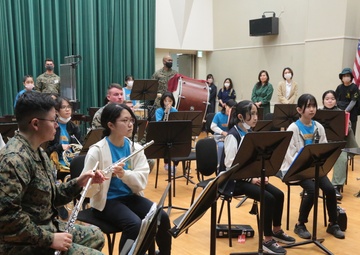 MARINE BAND INSTRUCTS LOCAL ELEMENTARY SCHOOL BAND/海兵音楽隊、小学校吹奏楽部を指導