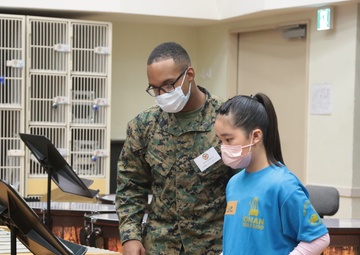 MARINE BAND INSTRUCTS LOCAL ELEMENTARY SCHOOL BAND/海兵音楽隊、小学校吹奏楽部を指導