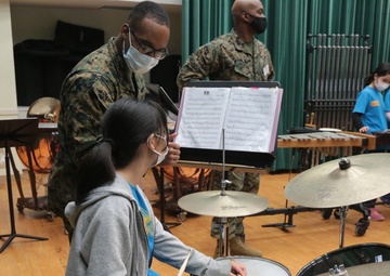 MARINE BAND INSTRUCTS LOCAL ELEMENTARY SCHOOL BAND/海兵音楽隊、小学校吹奏楽部を指導