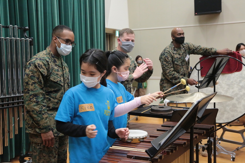 MARINE BAND INSTRUCTS LOCAL ELEMENTARY SCHOOL BAND/海兵音楽隊、小学校吹奏楽部を指導