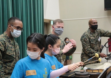 MARINE BAND INSTRUCTS LOCAL ELEMENTARY SCHOOL BAND/海兵音楽隊、小学校吹奏楽部を指導