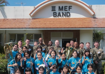 MARINE BAND INSTRUCTS LOCAL ELEMENTARY SCHOOL BAND/海兵音楽隊、小学校吹奏楽部を指導